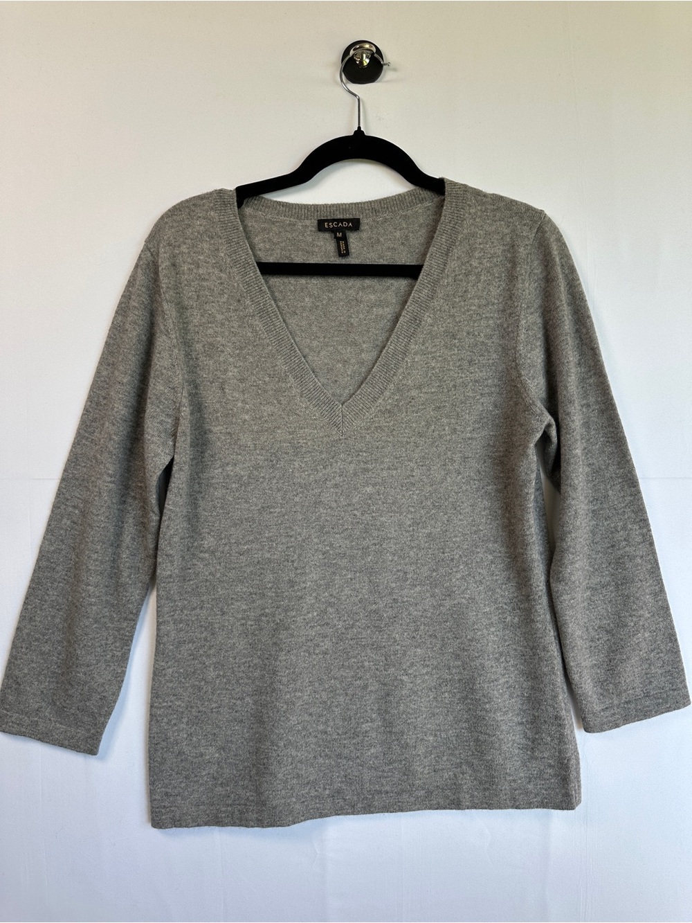 Escada 100% Cashmere V-Neck Sweater Gray Knit Size M Quiet Luxury Minimalist